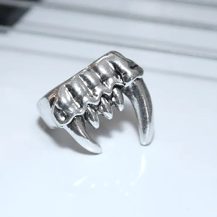 Fang Ring