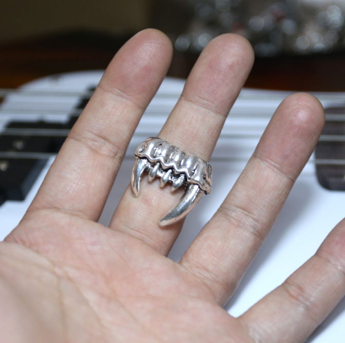 Fang Ring